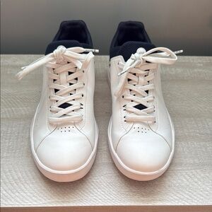Women’s White On Cloud Roger Sneakers *like new*